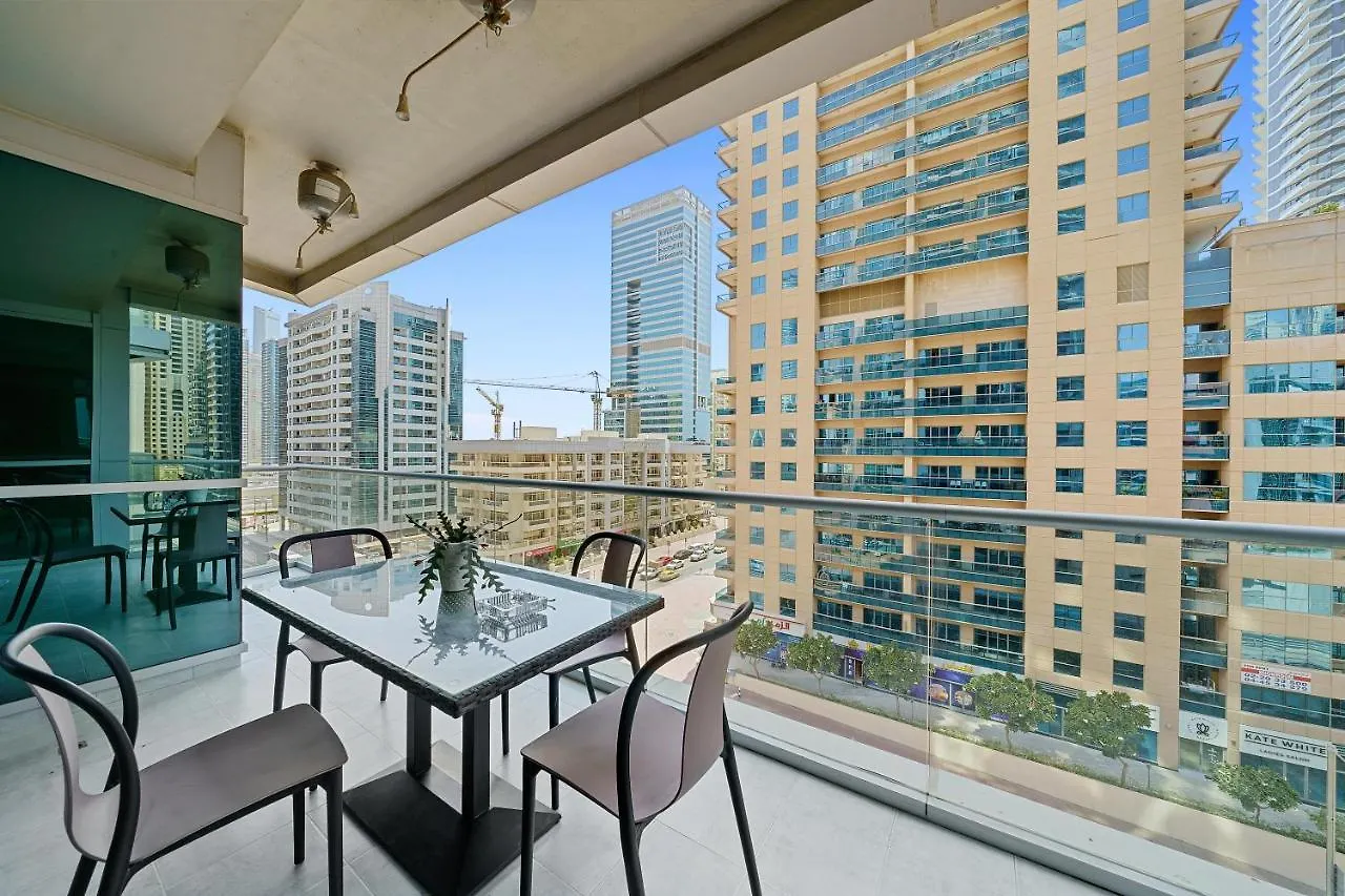 Lägenhet Delightful 2Br In Damac Waves - 10 Min Walk2Beach Dubai
